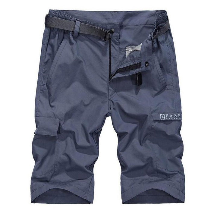 Snabbtorkande sportshorts för män, justerbart bälte, grå färg, elastiskt tyg, vattentäta för träning och fritid.