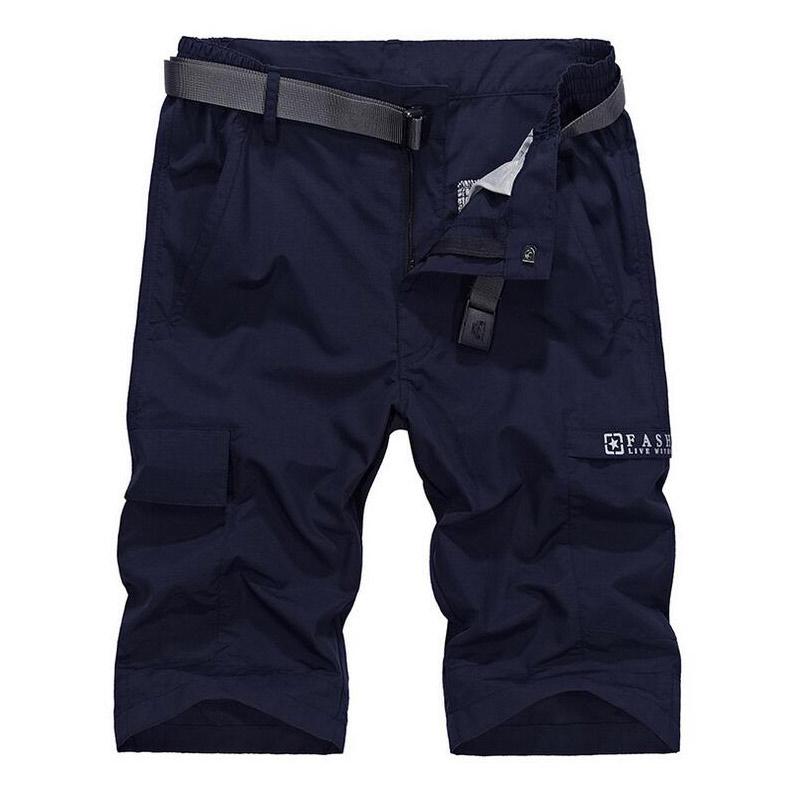 Snabbtorkande sportshorts för män, justerbart bälte, grå färg, elastiskt tyg, vattentäta för träning och fritid.