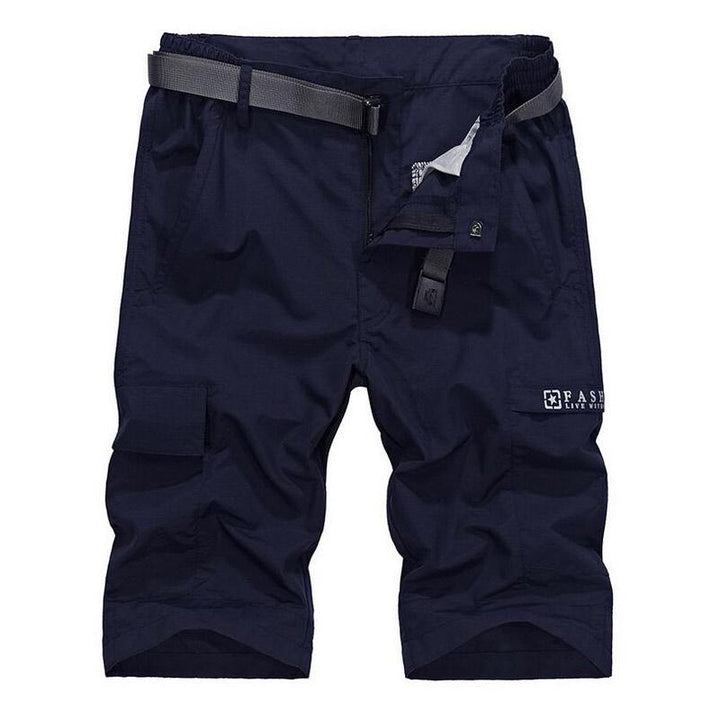 Snabbtorkande sportshorts för män, justerbart bälte, grå färg, elastiskt tyg, vattentäta för träning och fritid.