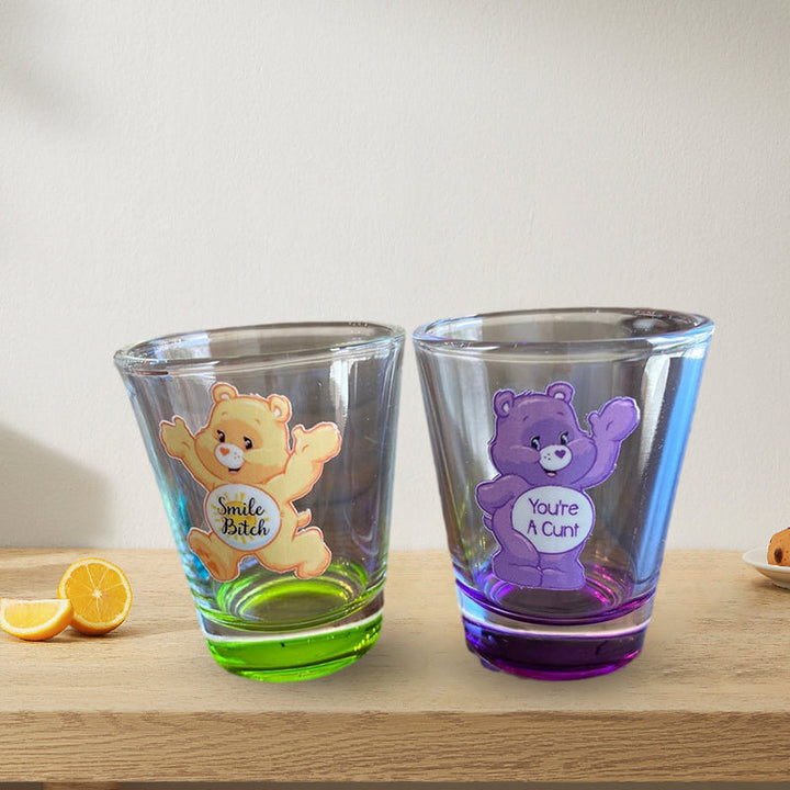 "Snapsglas 6-pack med livliga, färgglada björntryck, perfekt för festliga tillfällen och hemunderhållning."