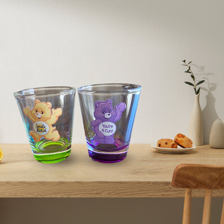 "Snapsglas 6-pack med livliga, färgglada björntryck, perfekt för festliga tillfällen och hemunderhållning."