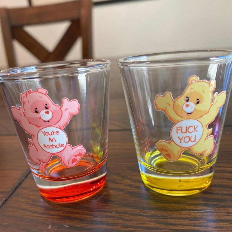 "Snapsglas 6-pack med livliga, färgglada björntryck, perfekt för festliga tillfällen och hemunderhållning."