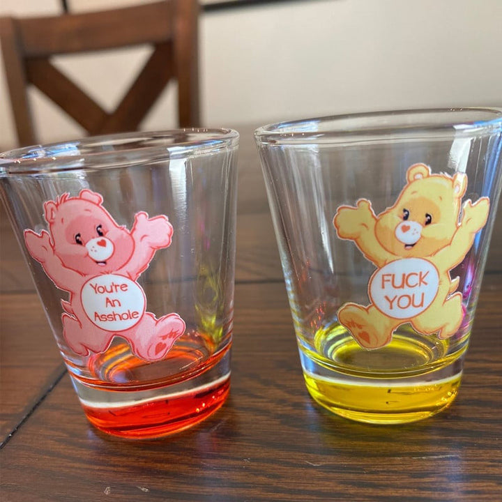 "Snapsglas 6-pack med livliga, färgglada björntryck, perfekt för festliga tillfällen och hemunderhållning."
