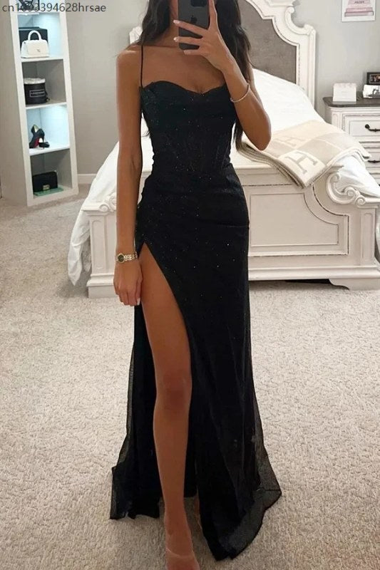 Snygg axelbandslös maxiklänning för kvinnor, perfekt som bröllopsgäst eller elegant festklänning.