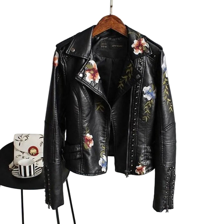 Snygg svart bikerjacka för dam med färgglatt blommönster och silverfärgade nitdetaljer, perfekt som ytterplagg för vår och höst.