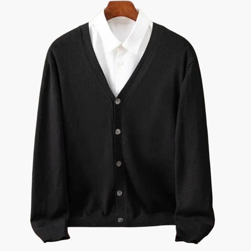Snygg svart herrkofta med V-ringning och knappar. Stilren stickad cardigan, perfekt för vardag och herrmode.