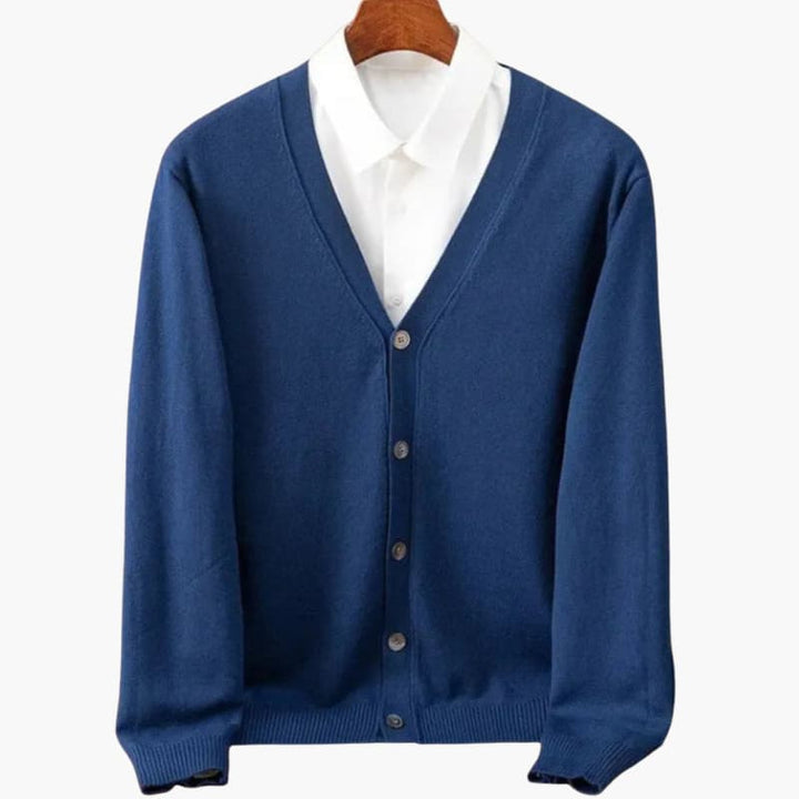 Kamelfärgad herrkofta, stickad med V-ringning och knappar. Mångsidigt vardagsplagg för modern herrmode.