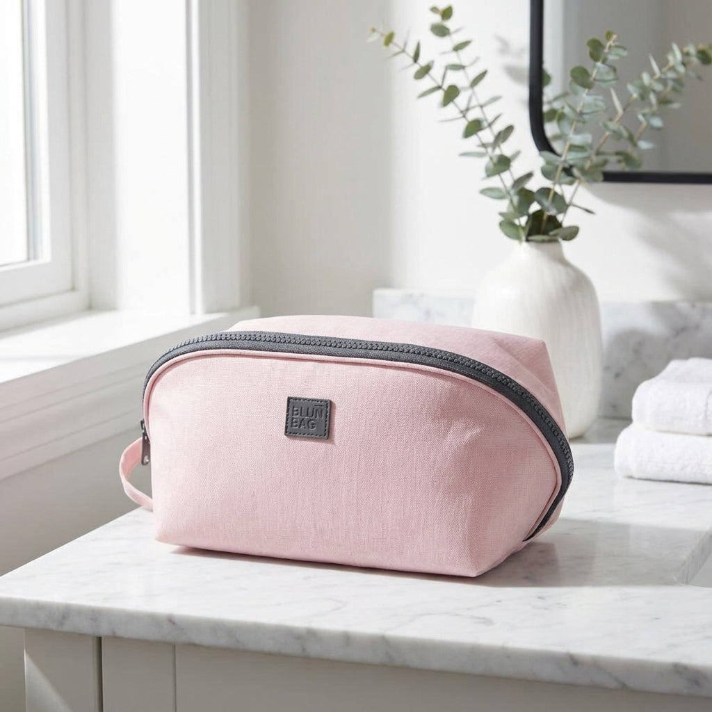 Snygg unisex necessär i nylon. Kompakt reseorganiserare för smidig förvaring av toalettartiklar och smink.