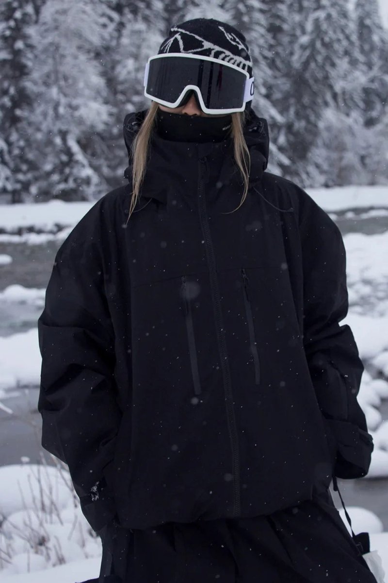 Unisex skid- och snowboardjacka i svart, lila, rosa. Designad för kallt väder, aktivitet och maximal komfort.