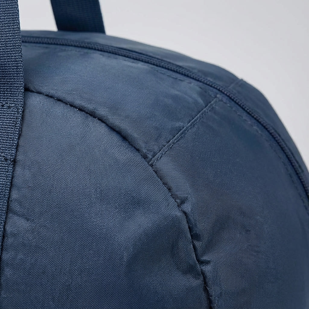 Slitstark duffelbag i unisex-design, idealisk som träningsväska eller reseväska. Vattentät och funktionell.