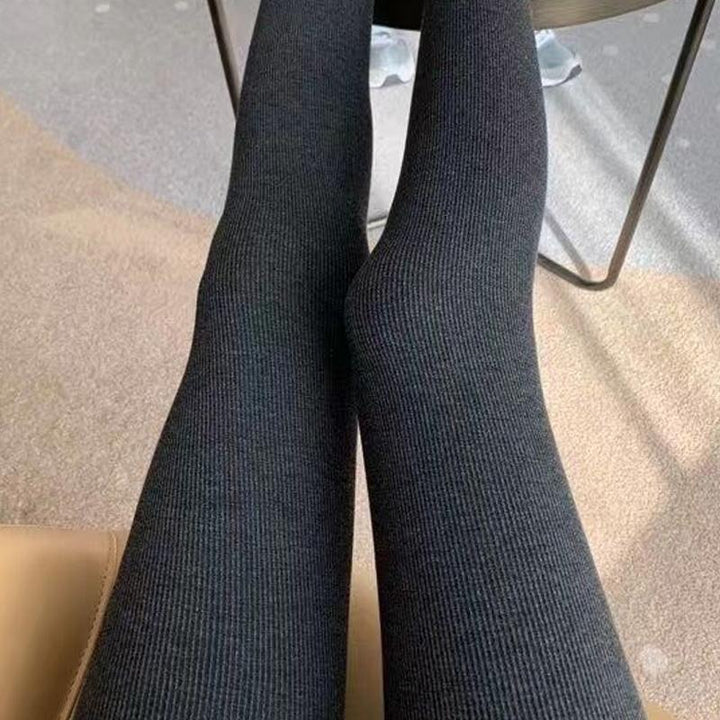 "Snygga och varma termiska stretch leggings i svart bomull, perfekt för kalla vinterdagar, dambyxor med elegant passform."