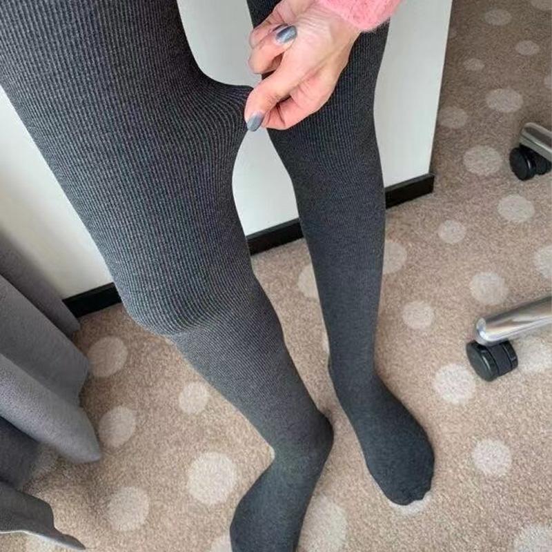 "Snygga och varma termiska stretch leggings i svart bomull, perfekt för kalla vinterdagar, dambyxor med elegant passform."