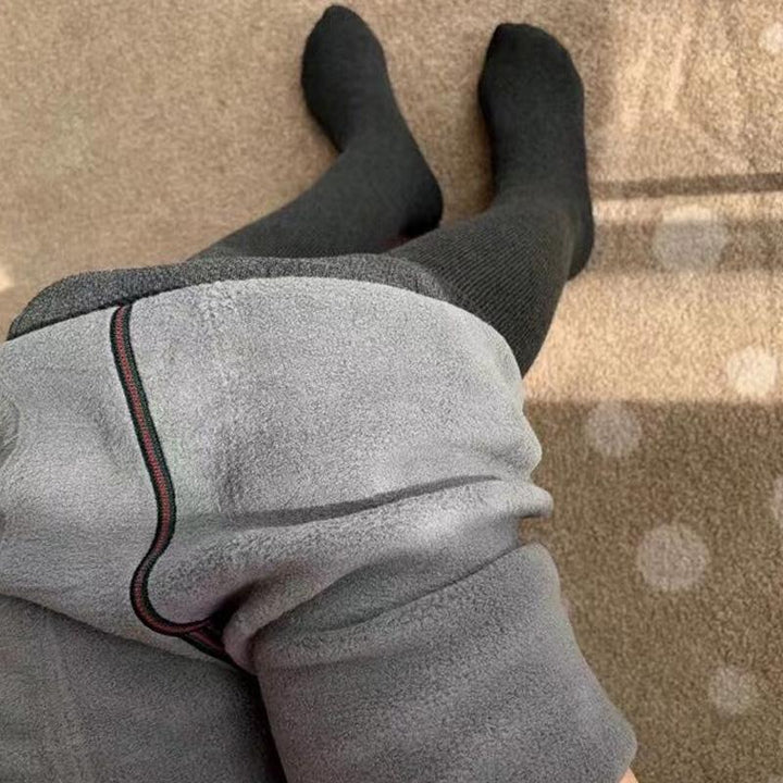 "Snygga och varma termiska stretch leggings i svart bomull, perfekt för kalla vinterdagar, dambyxor med elegant passform."