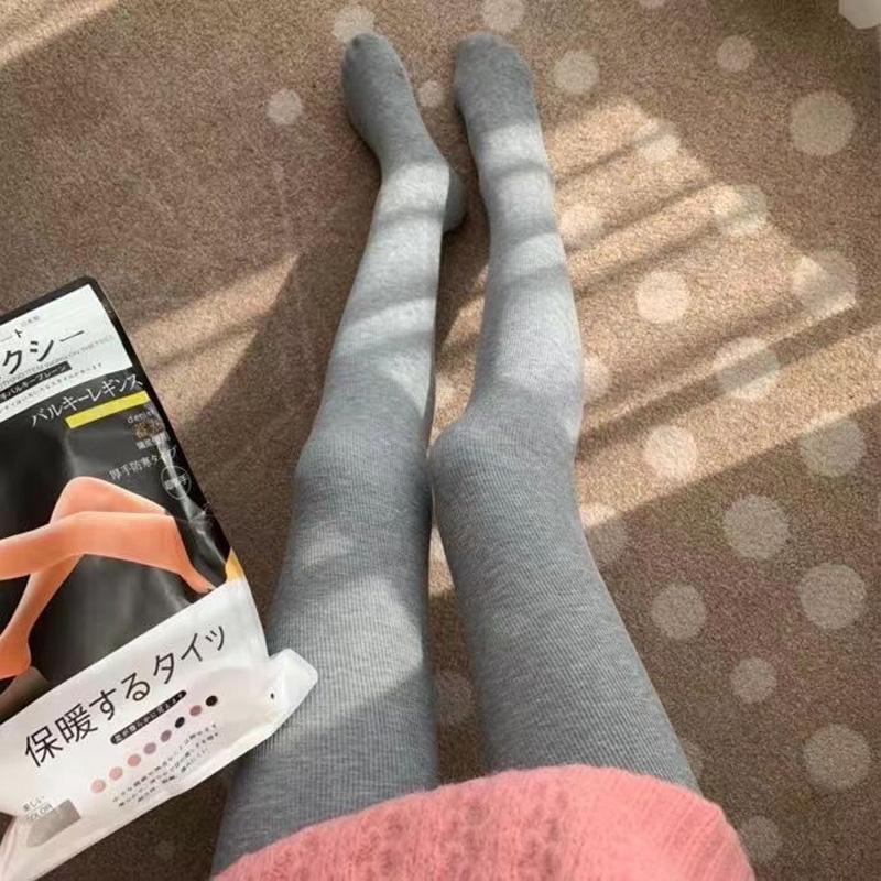 "Snygga och varma termiska stretch leggings i svart bomull, perfekt för kalla vinterdagar, dambyxor med elegant passform."