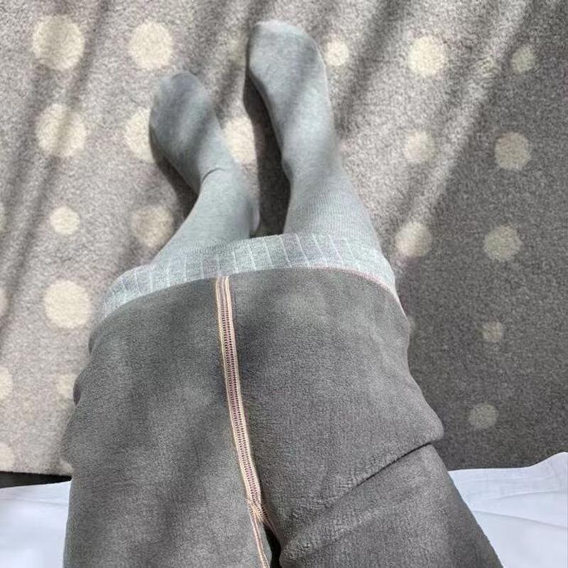 "Snygga och varma termiska stretch leggings i svart bomull, perfekt för kalla vinterdagar, dambyxor med elegant passform."
