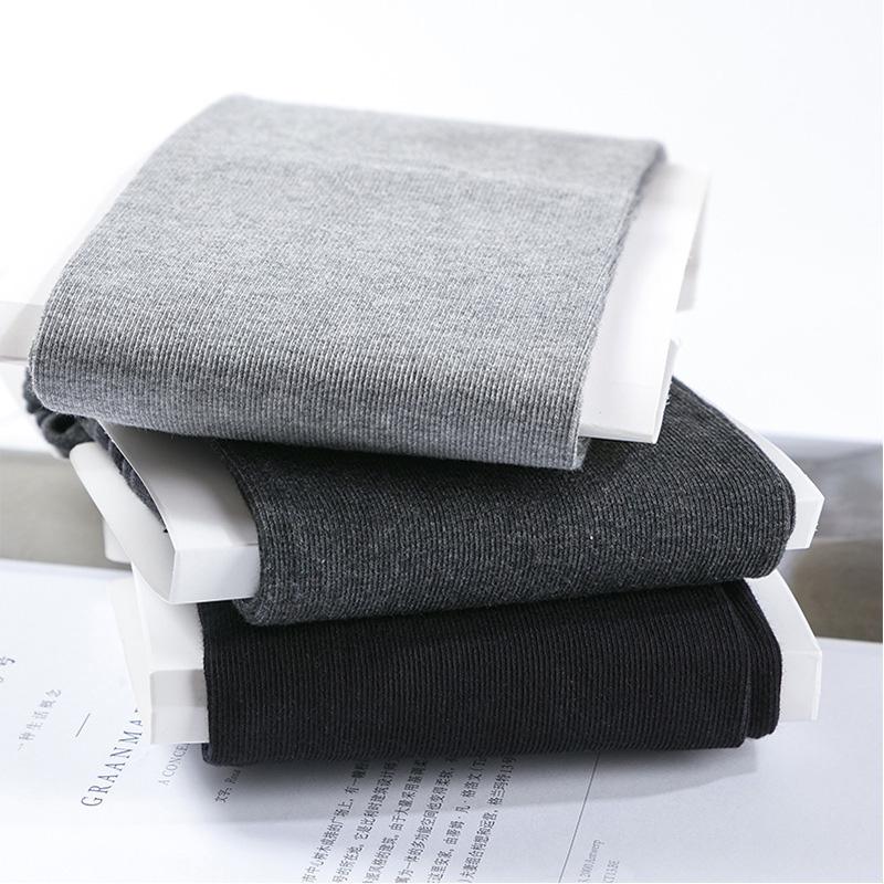 "Snygga och varma termiska stretch leggings i svart bomull, perfekt för kalla vinterdagar, dambyxor med elegant passform."