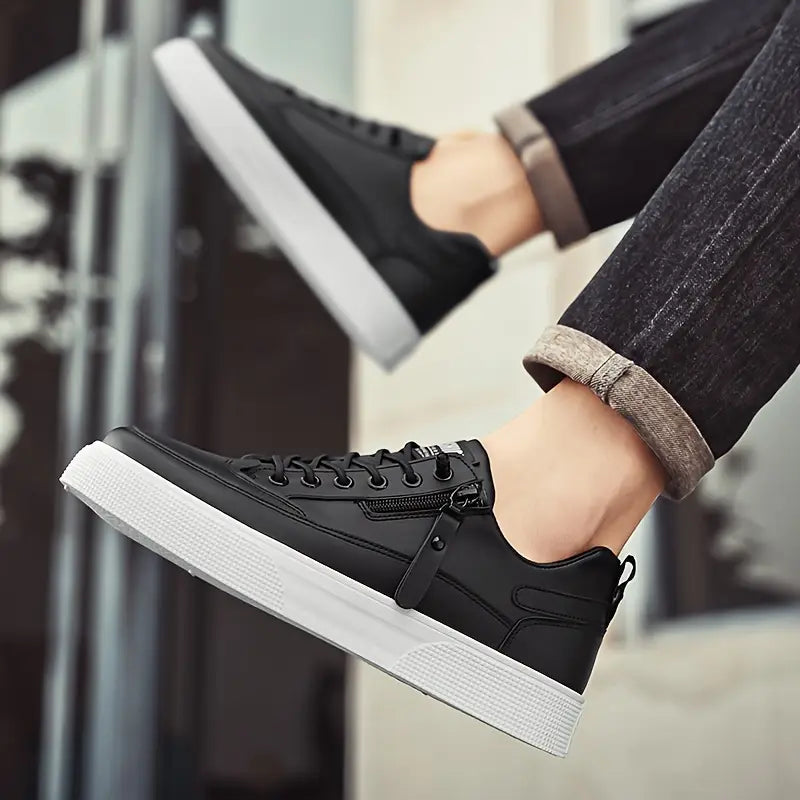 Moderna herrskor vita sneakers med dragkedja, läderskor för vardagen, streetweardesign, dämpade.