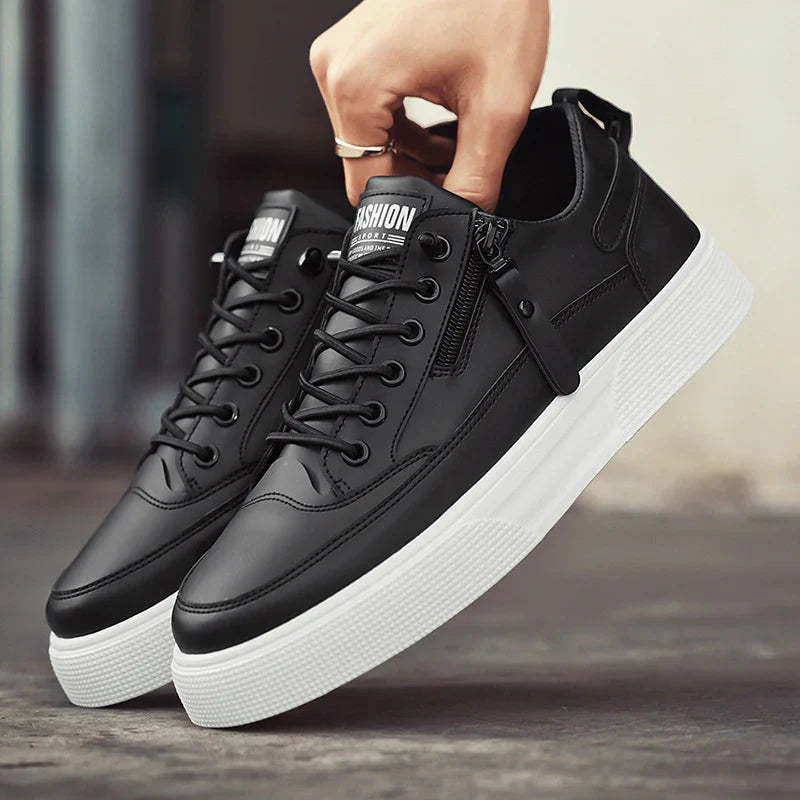Herrsneakers svarta med dragkedja och vit sula, modernt designade läderskor, bekväma vardagsskor.