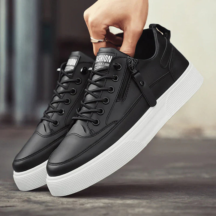 Herrsneakers svarta med dragkedja och vit sula, modernt designade läderskor, bekväma vardagsskor.
