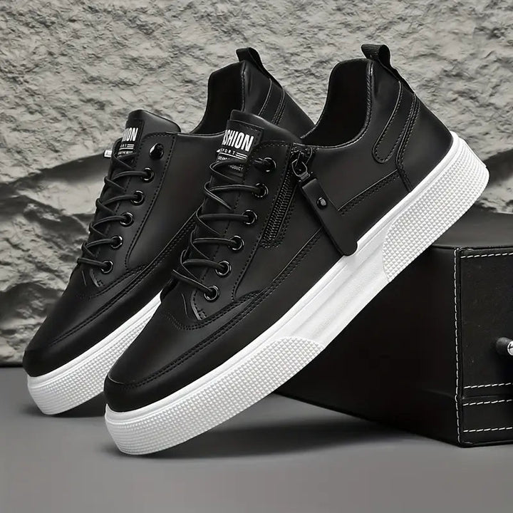 Mångsidiga herrskor sneakers i modern design, svart/vit med dragkedja, lämpliga som vardags- och streetwearskor.
