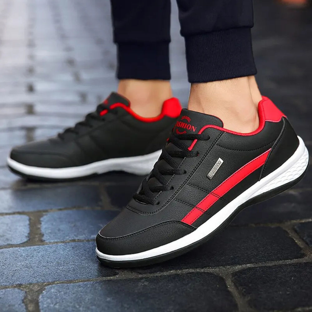 Bekväma vita herrsneakers med ortopediskt fotstöd. Stilrena fritidsskor för optimal komfort.