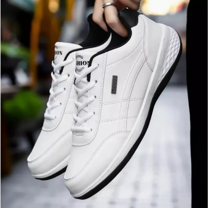 Vardagsskor: Vita bekväma herrsneakers, ortopedisk design för optimalt fotstöd & stil.
