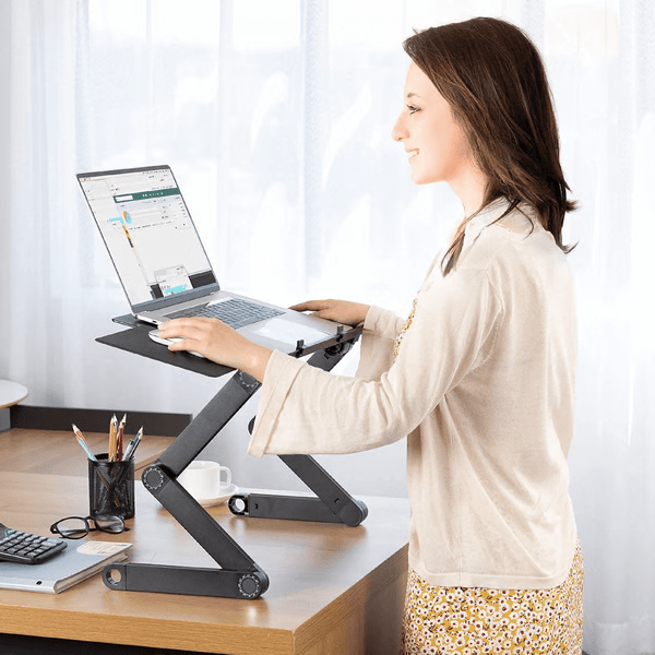 Snyggt, silver höjdjusterbart laptopstativ för ergonomisk arbetsstation. Perfekt för hemkontor och bättre hållning.