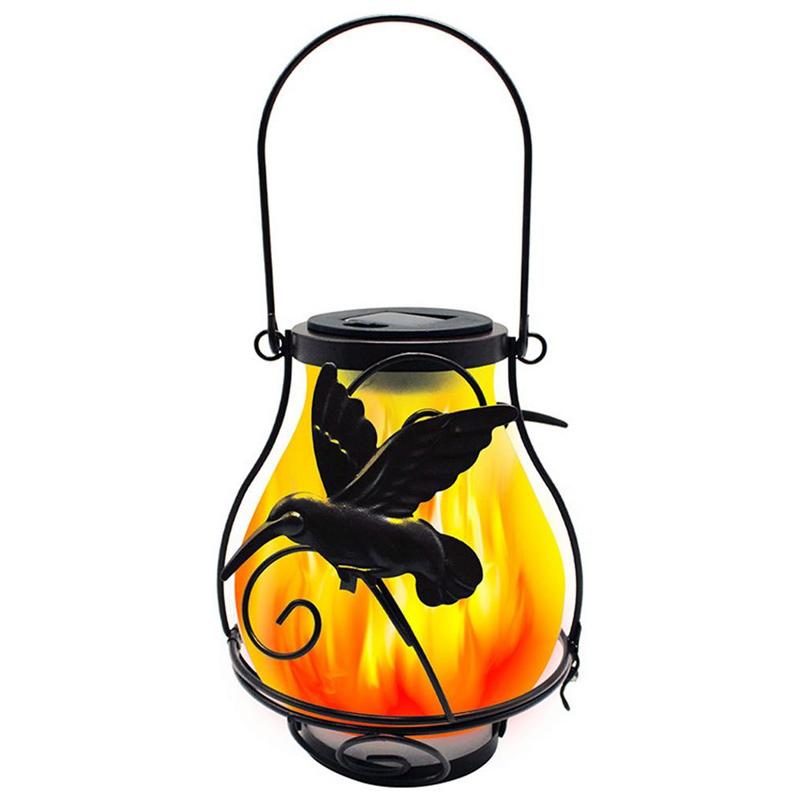 "Solar trädgårdslampa med fjärilsdekor, bronsfinish, ger magiskt ljus och avkoppling i din utomhusmiljö."