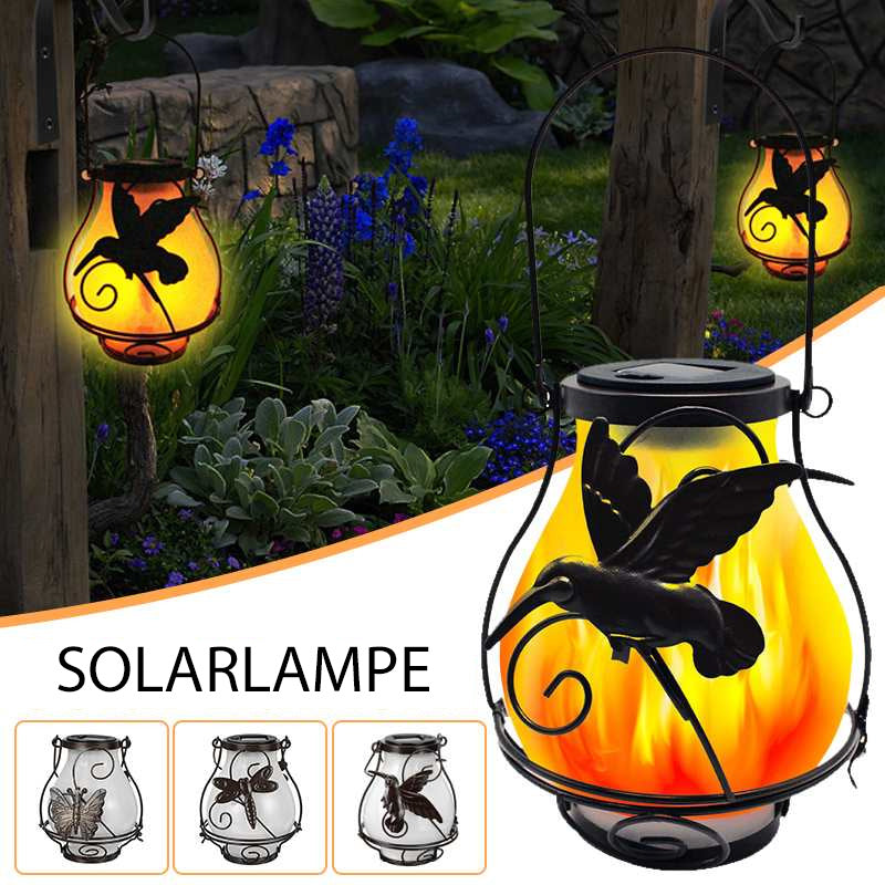 "Solar trädgårdslampa med fjärilsdekor, bronsfinish, ger magiskt ljus och avkoppling i din utomhusmiljö."