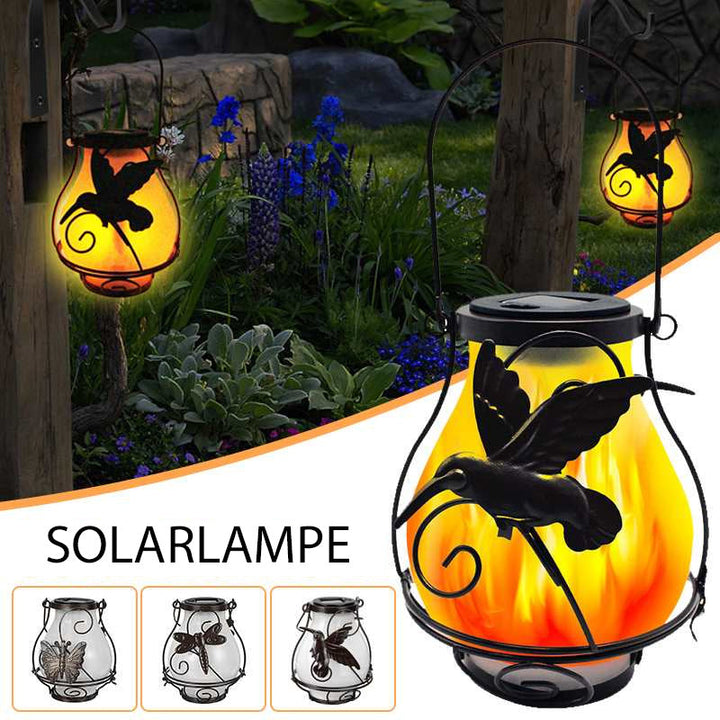 "Solar trädgårdslampa med fjärilsdekor, bronsfinish, ger magiskt ljus och avkoppling i din utomhusmiljö."