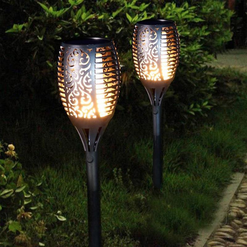 Solcellsdriven LED-bordslampa med flammande ljus, skimrar som naturliga eldflammor; perfekt för atmosfärisk utomhusbelysning.