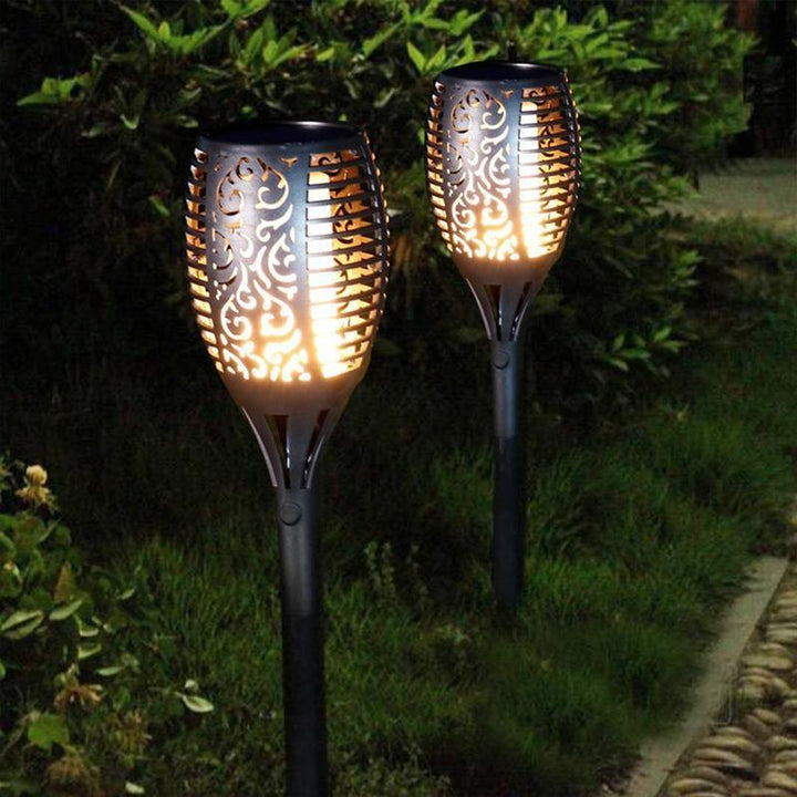 Solcellsdriven LED-bordslampa med flammande ljus, skimrar som naturliga eldflammor; perfekt för atmosfärisk utomhusbelysning.