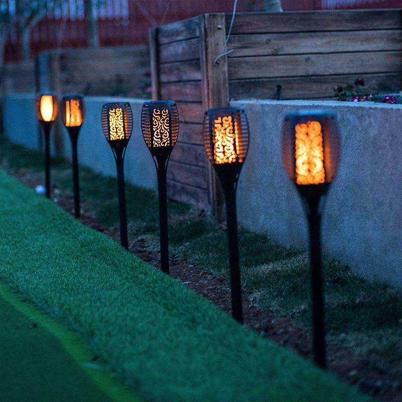 Solcellsdriven LED-bordslampa med flammande ljus, skimrar som naturliga eldflammor; perfekt för atmosfärisk utomhusbelysning.