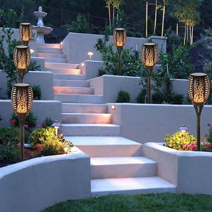 Solcellsdriven LED-bordslampa med flammande ljus, skimrar som naturliga eldflammor; perfekt för atmosfärisk utomhusbelysning.