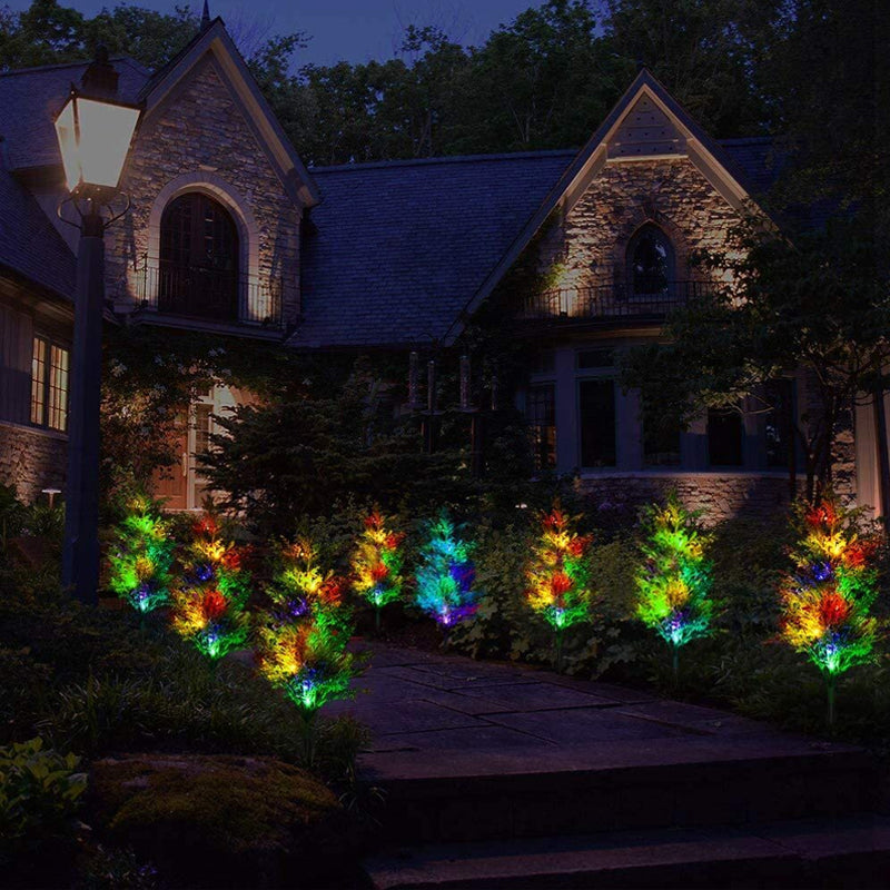 "Solcellsdriven RGB trädgårdsbelysning för jul, naturinspirerad design med cypress- och tallbladseffekt, magisk atmosfär."