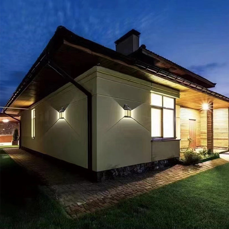 "Solcellsdriven vägglampa utomhus med sensor, elegant vit design, enkel montering, energibesparing och vädertålig."