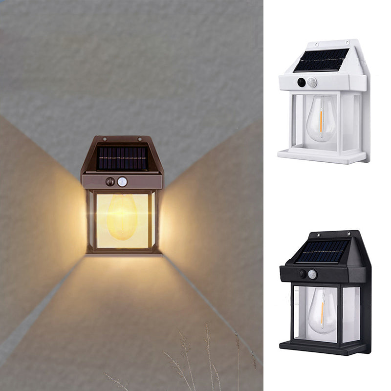 "Solcellsdriven vägglampa utomhus med sensor, elegant vit design, enkel montering, energibesparing och vädertålig."