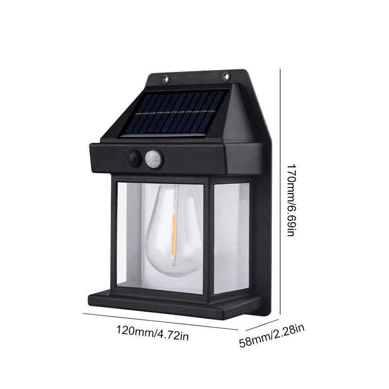 "Solcellsdriven vägglampa utomhus med sensor, elegant vit design, enkel montering, energibesparing och vädertålig."