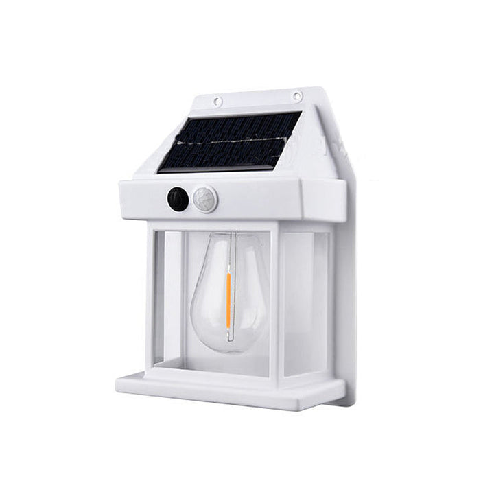 "Solcellsdriven vägglampa utomhus med sensor, elegant vit design, enkel montering, energibesparing och vädertålig."