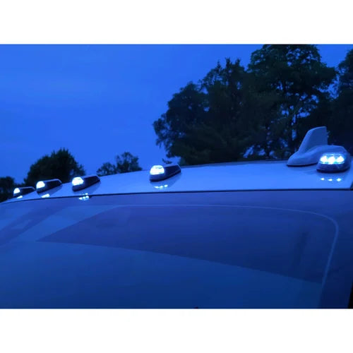 Solkraftade lastbilslampor monterade på en lastbil, ger säker och effektiv extrabelysning utan kablar.