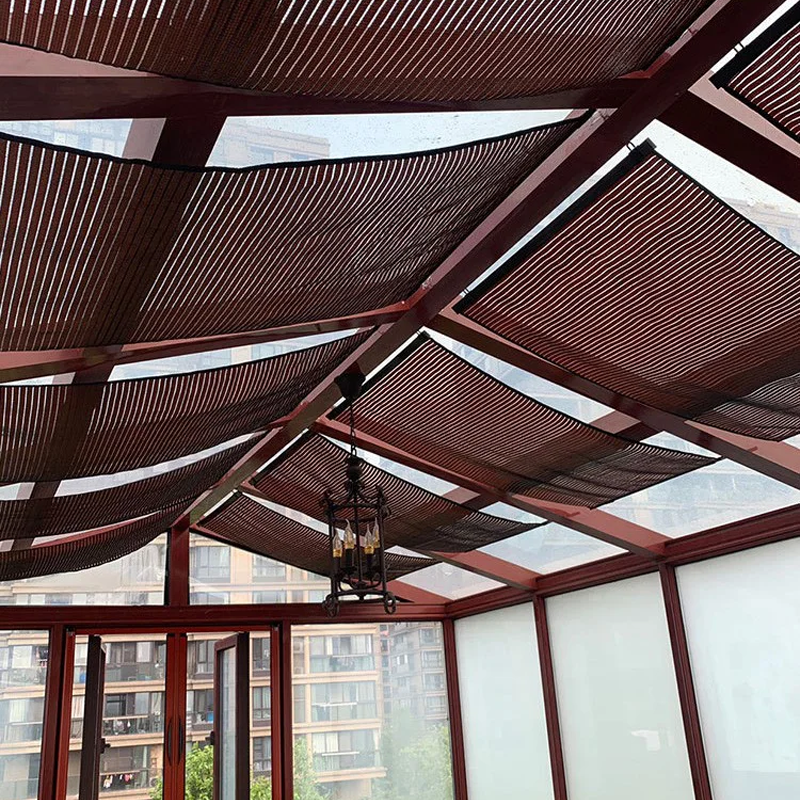 Solskydd med sugkoppar på fönster, svart PVC-material, mot UV-strålar, anpassningsbart för olika fönsterstorlekar.