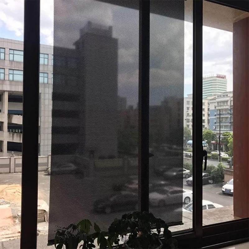 Solskydd med sugkoppar på fönster, svart PVC-material, mot UV-strålar, anpassningsbart för olika fönsterstorlekar.