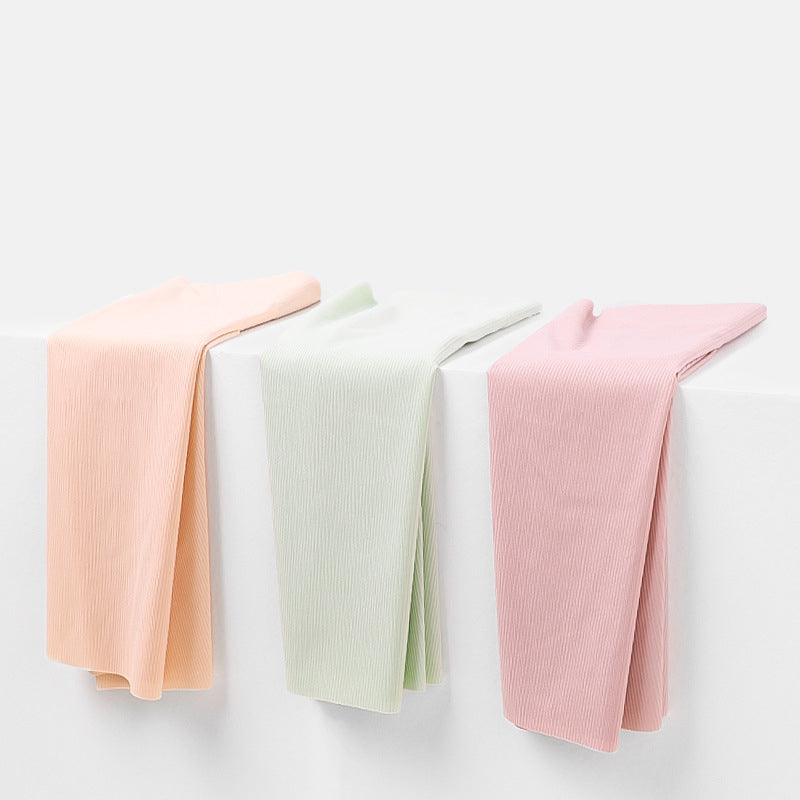 "Sömlösa antibakteriella damunderkläder i mjukt issilke, beige nyans, elegant passform, luftigt och bekvämt material."