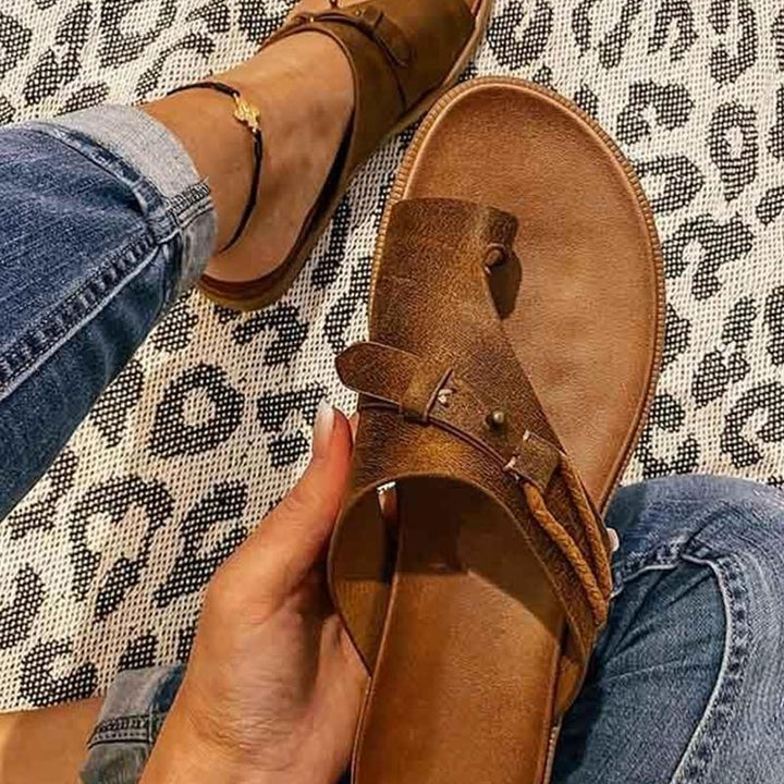 "Sommar damtofflor i PU med öppen tå och elegant design, perfekt för strand och promenader. Färger: grå, svart, brun."