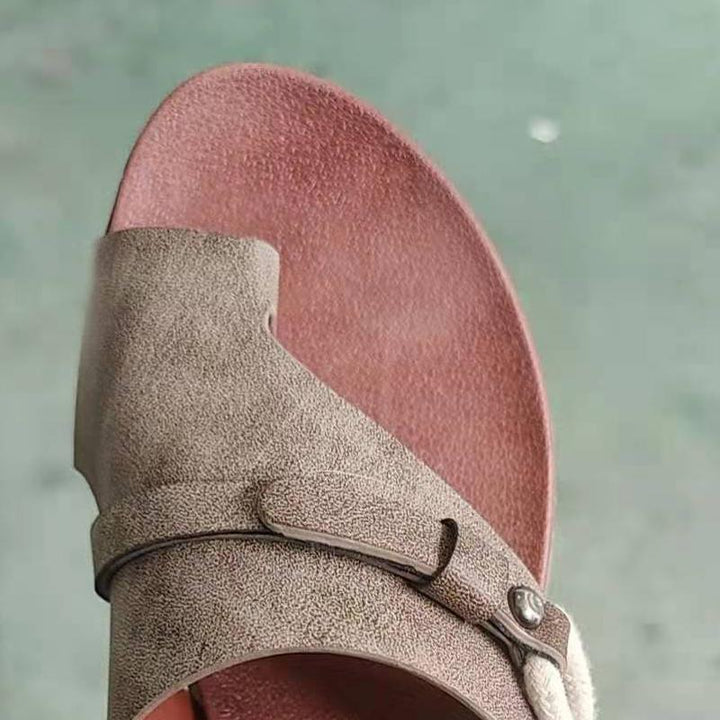 "Sommar damtofflor i PU med öppen tå och elegant design, perfekt för strand och promenader. Färger: grå, svart, brun."