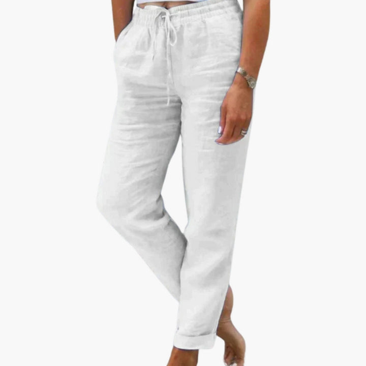 Vita sommarbyxor för dam med dragsko, lös passform, stylade för en ledig och bekväm sommarlook.