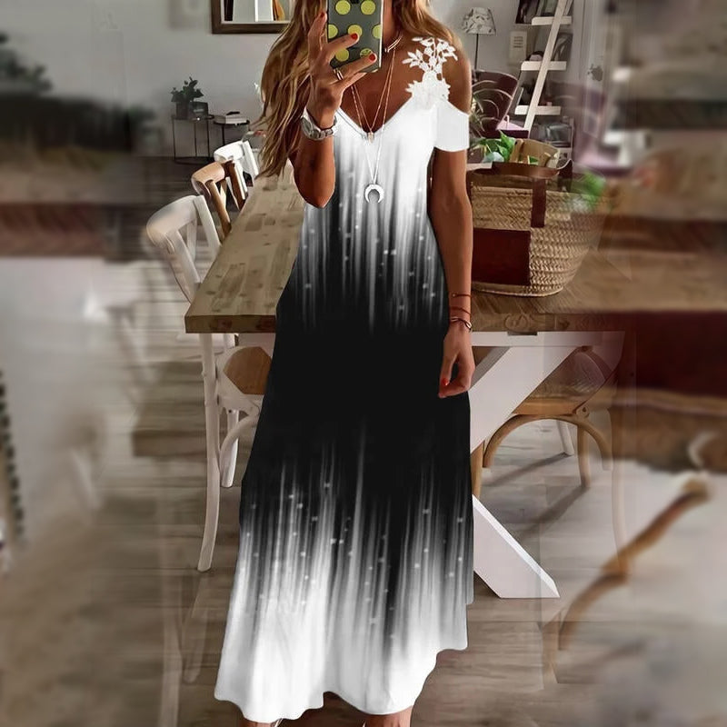 "Sommarklänning för damer, kortärmad med spetsdetaljer, blommigt mönster, maxilängd, feminin och elegant stil."