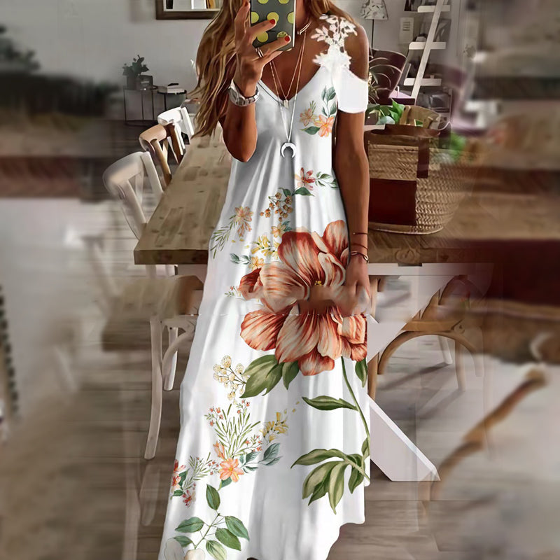 "Sommarklänning för damer, kortärmad med spetsdetaljer, blommigt mönster, maxilängd, feminin och elegant stil."
