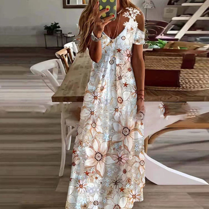 "Sommarklänning för damer, kortärmad med spetsdetaljer, blommigt mönster, maxilängd, feminin och elegant stil."