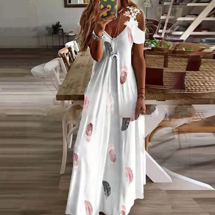 "Sommarklänning för damer, kortärmad med spetsdetaljer, blommigt mönster, maxilängd, feminin och elegant stil."